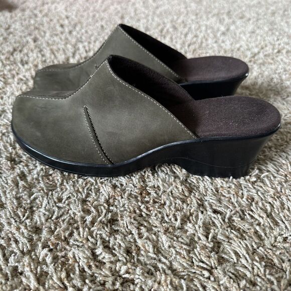 Clarks Delight Nubuck Leather Olive‎ Green Wedge Mules Women Size 7M Y2K 71104 - Picture 3 of 8